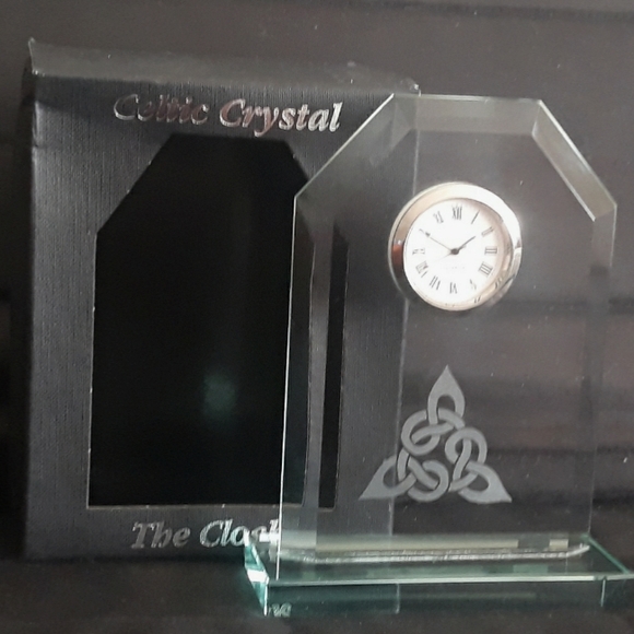 Handcrafted in Scotland Burns Crystal Desk Clock with Trinity Knot - Picture 3 of 15